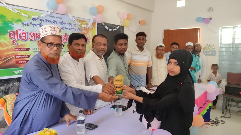 সাতক্ষীরার তালায় মেধাবী শিক্ষার্থীদের মাঝে বৃত্তি ও ক্রেস্ট প্রদান 